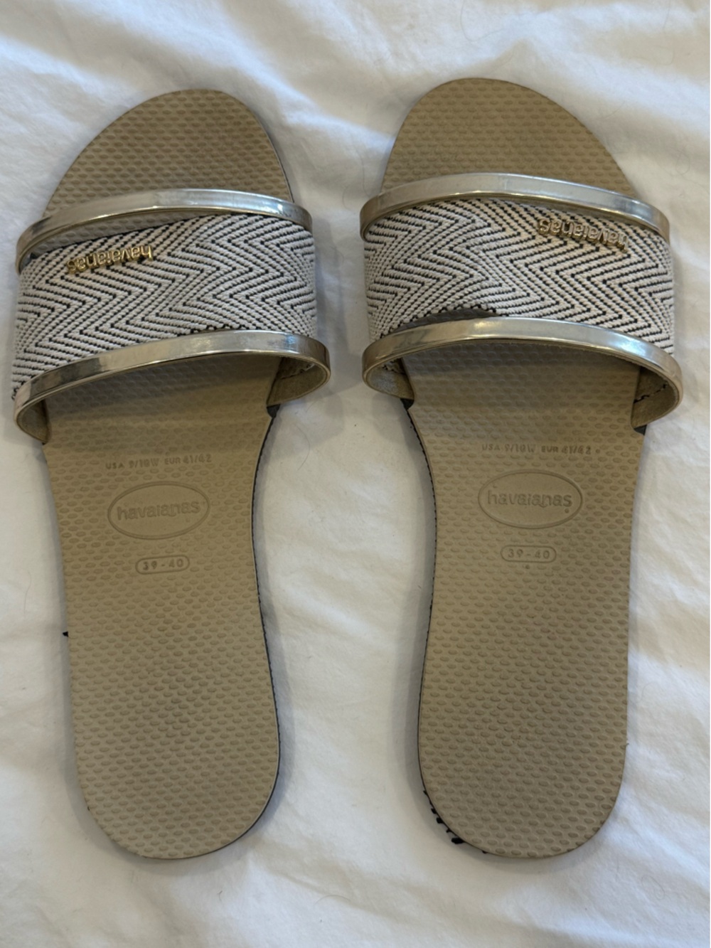 Havaianas Beige Slide Sandals with Black-and-White Herringbone Strap